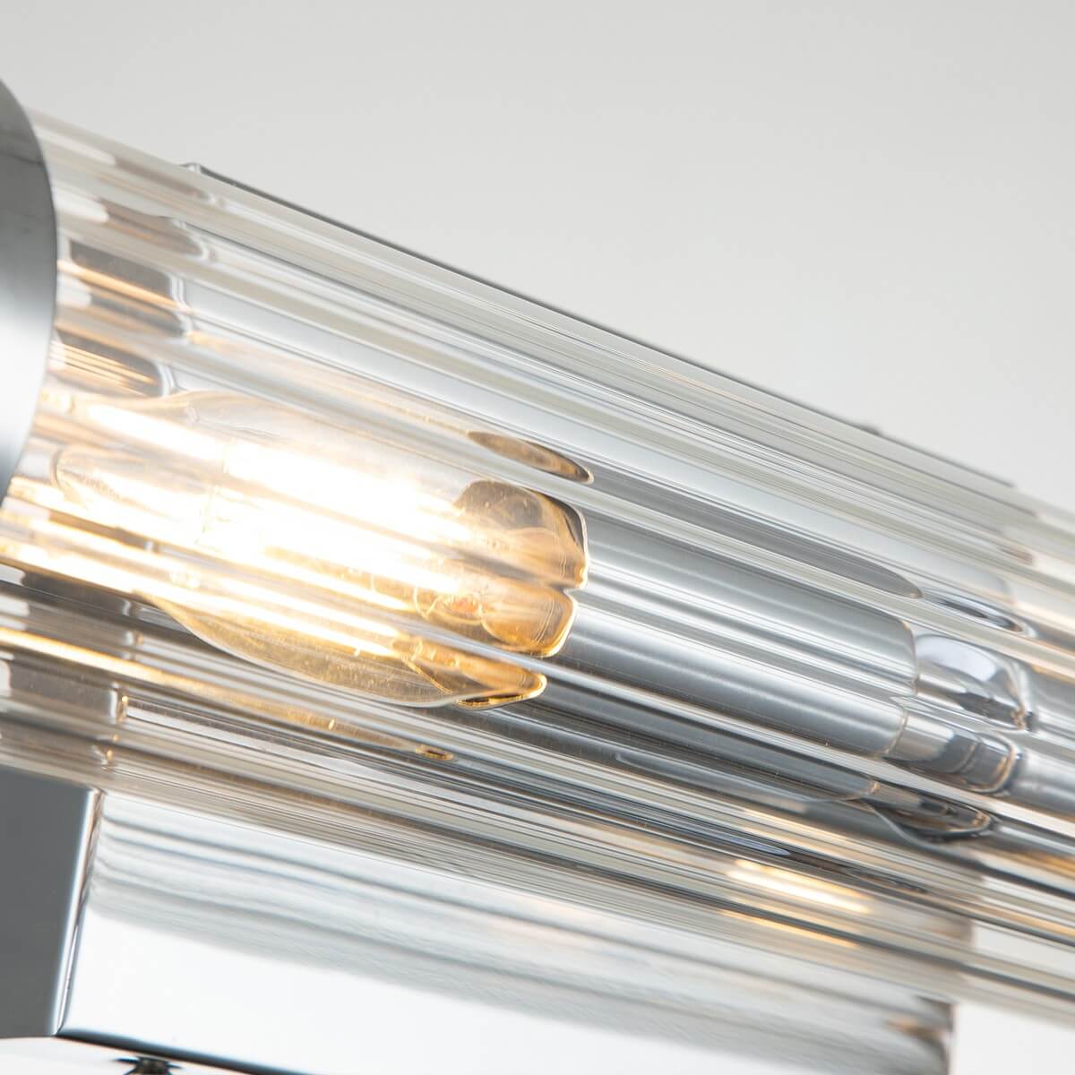 Gros plan sur le verre strié transparent et l'ampoule allumée