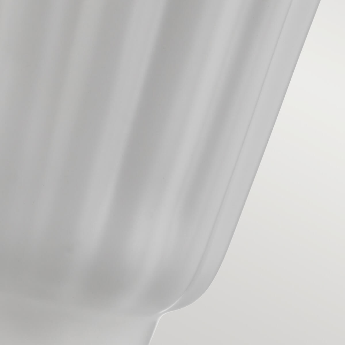 Détail de la céramique blanche nervurée, rainures verticales et finition lisse