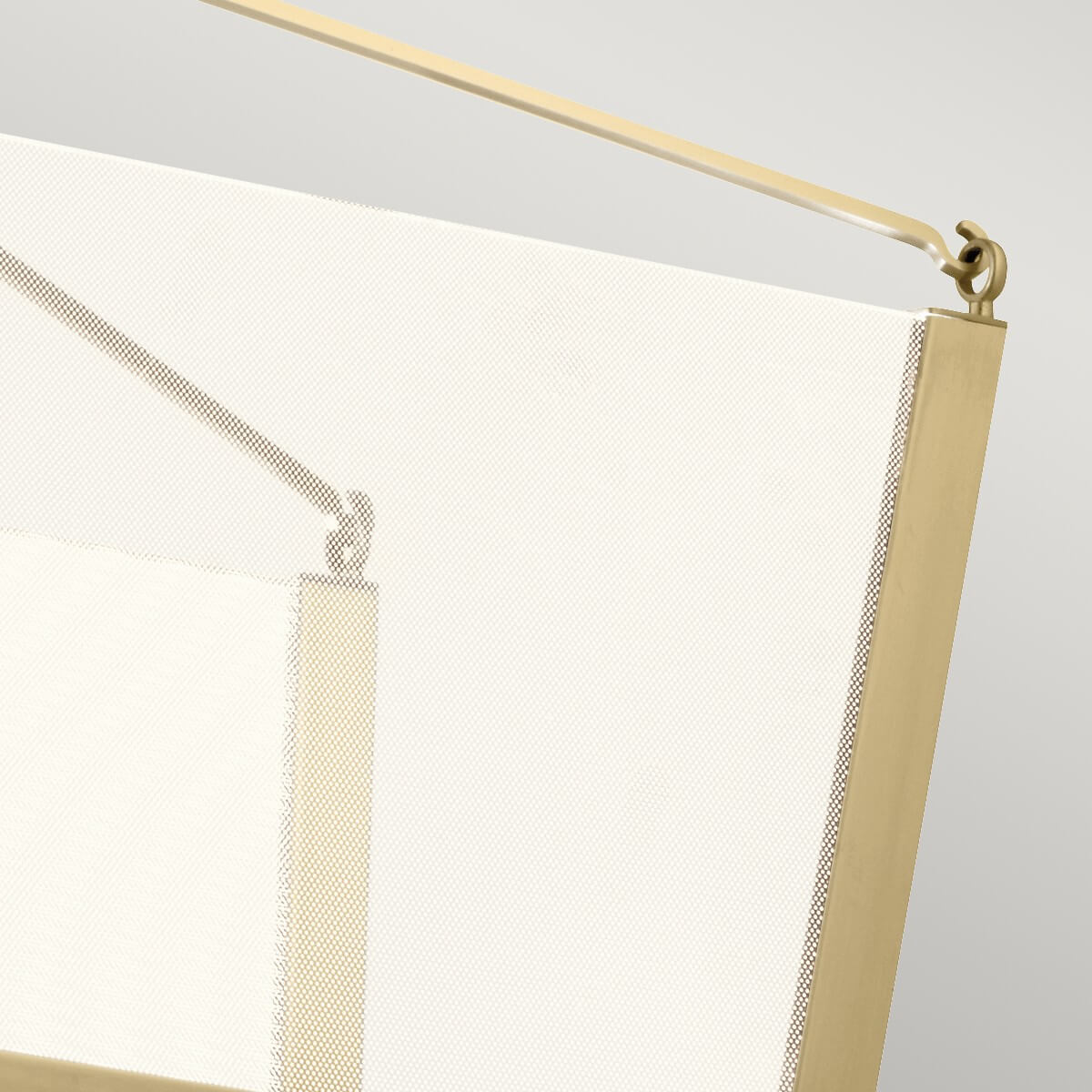 Détail de l'attache supérieure dorée et du tissu plissé de l'abat-jour.