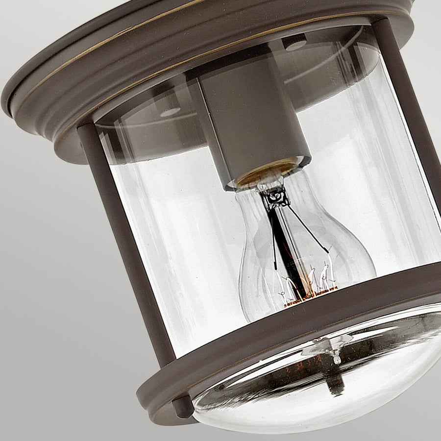 Vue rapprochée du plafonnier montrant la douille et l'ampoule à filament