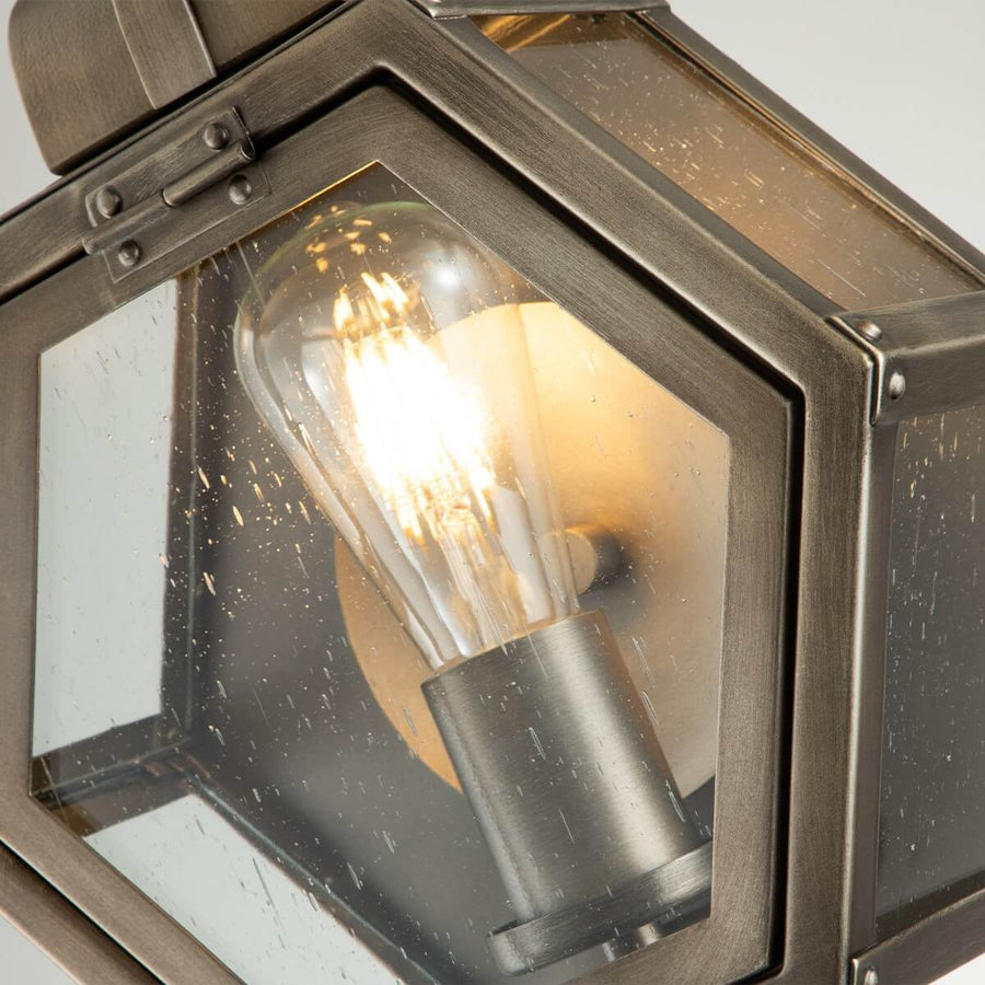 Gros plan de l'ampoule lumineuse derrière le verre moucheté