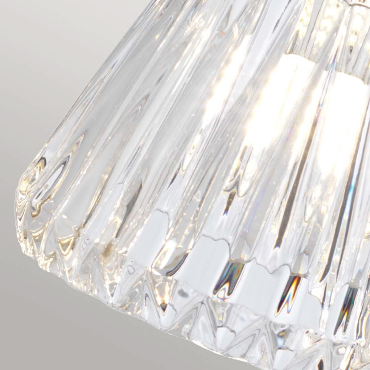 Gros plan du verre strié transparent et de la lumière diffusée
