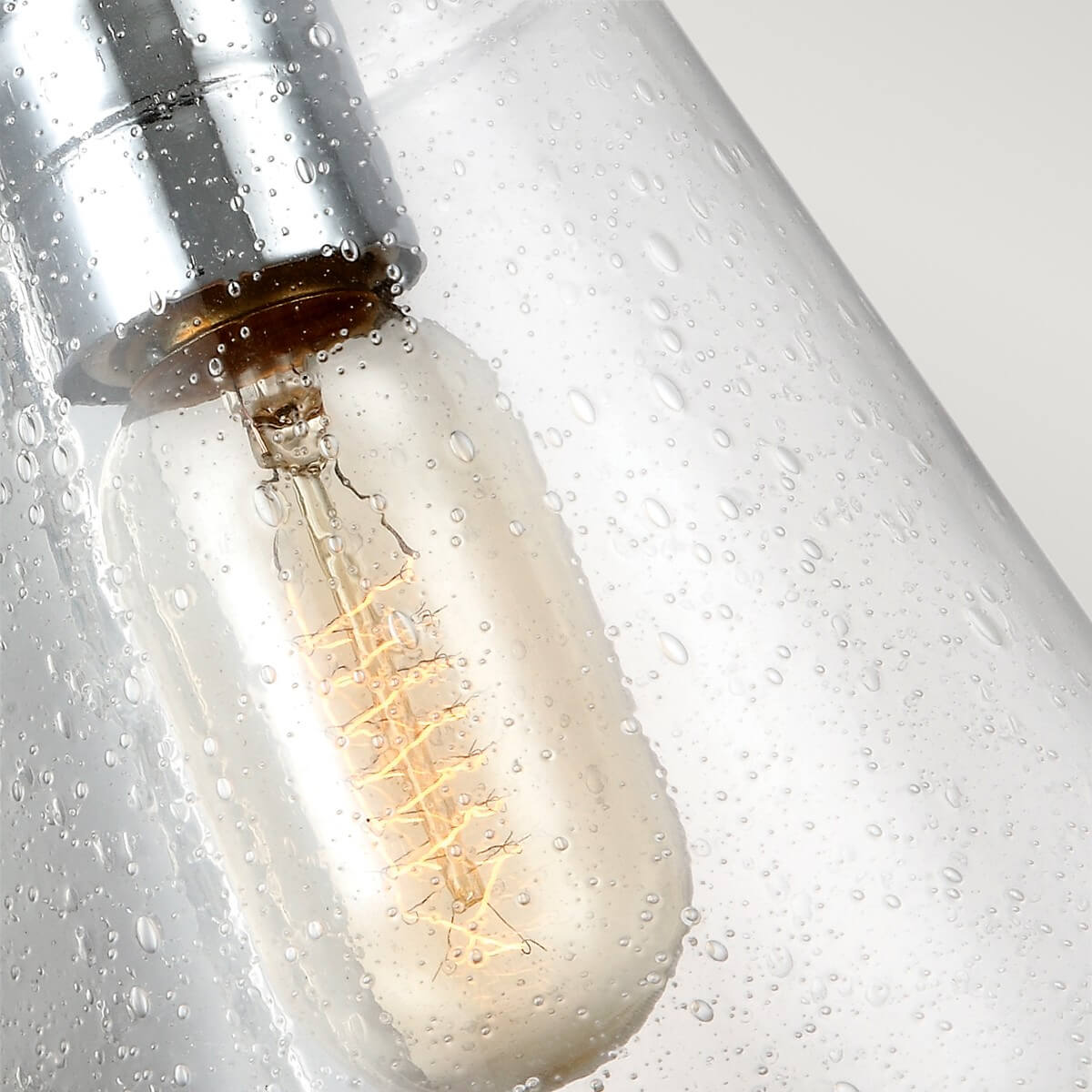 Zoom sur l'ampoule à filament allumée derrière le verre moucheté