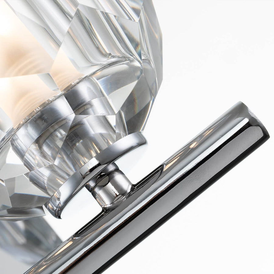 Détail du raccord chromé reliant la sphère de cristal à la barre horizontale