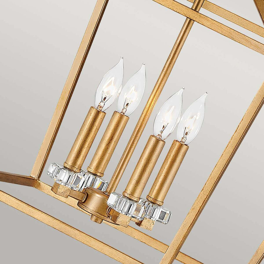 Vue rapprochée des quatre douilles à ampoules bougies et des cabochons en cristal