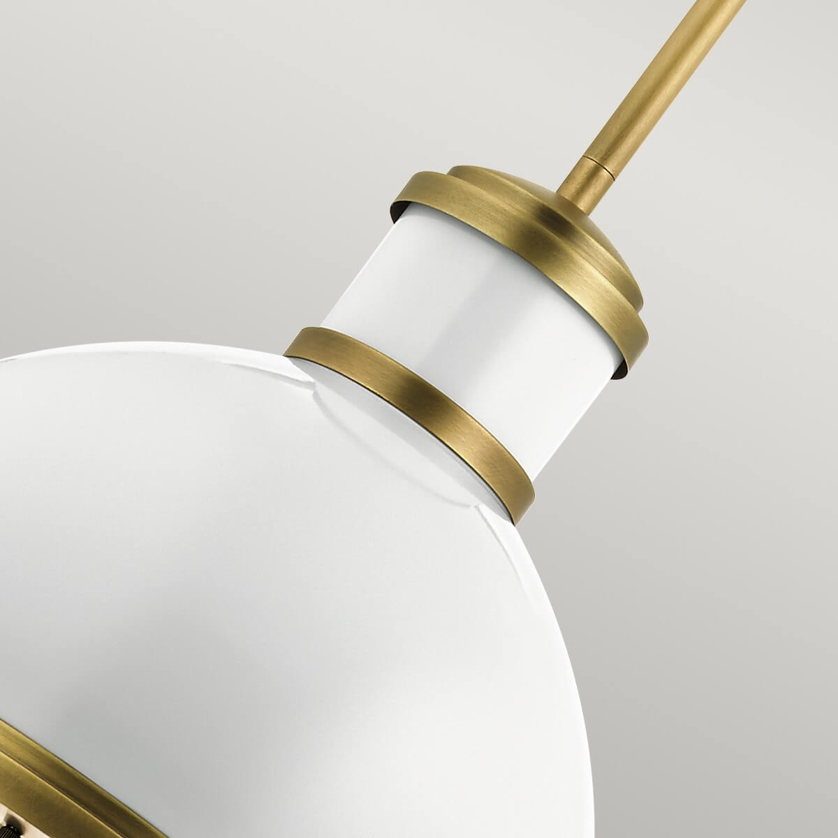 Détail du haut du luminaire, dôme blanc laqué et bagues en laiton