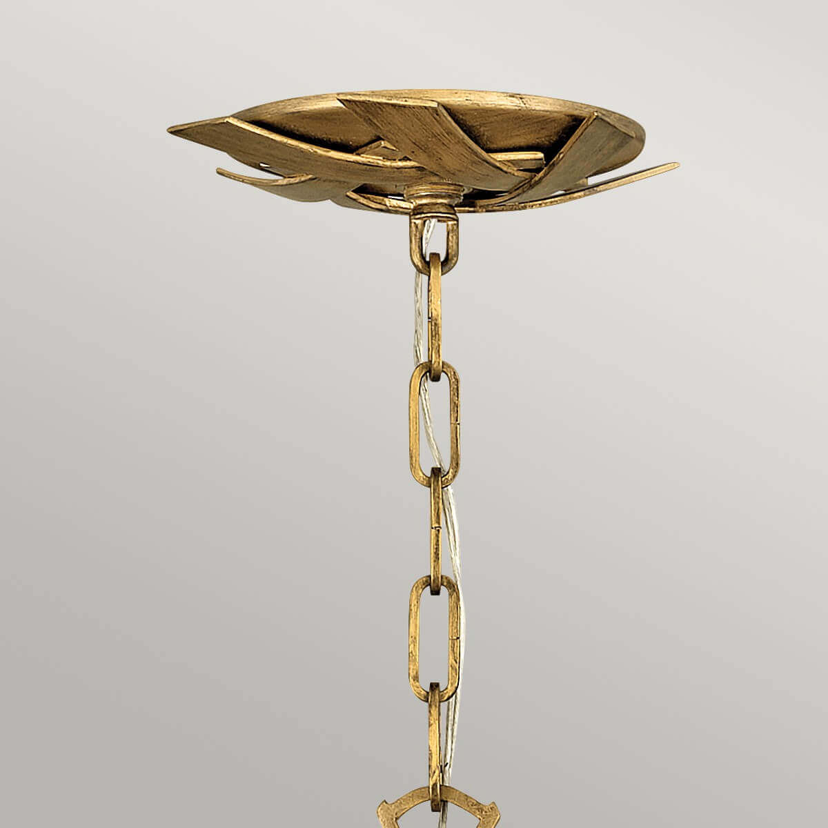Détail du cabochon de plafond doré et de la chaîne de suspension