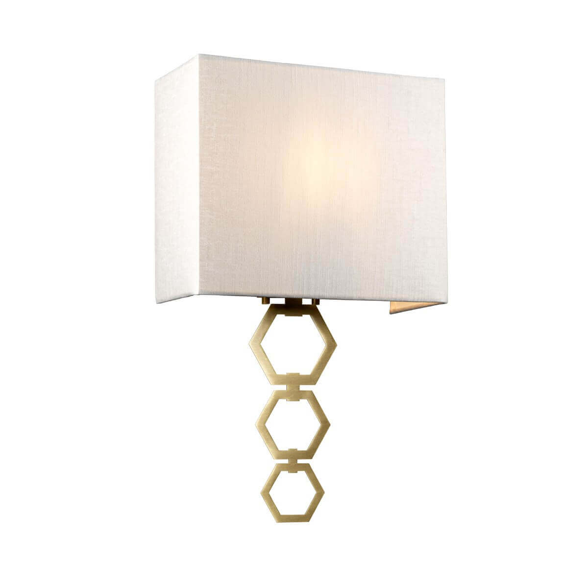 Applique murale de face avec abat-jour crème allumé et chaîne hexagonale en laiton