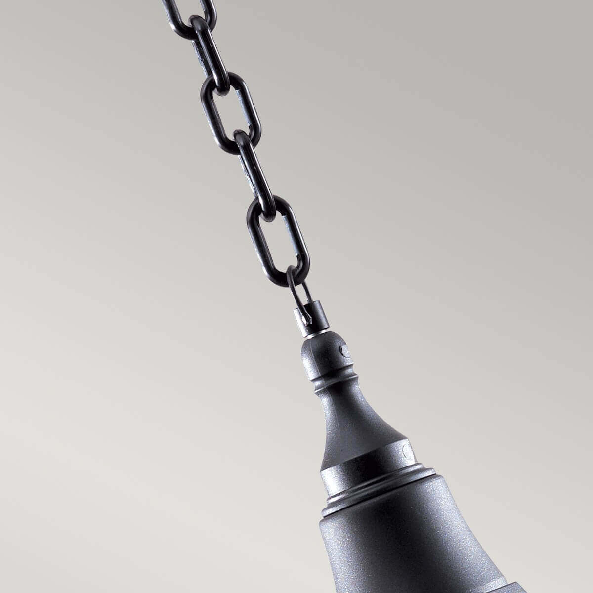 Détail de la chaîne noire et de la fixation sommitale du luminaire