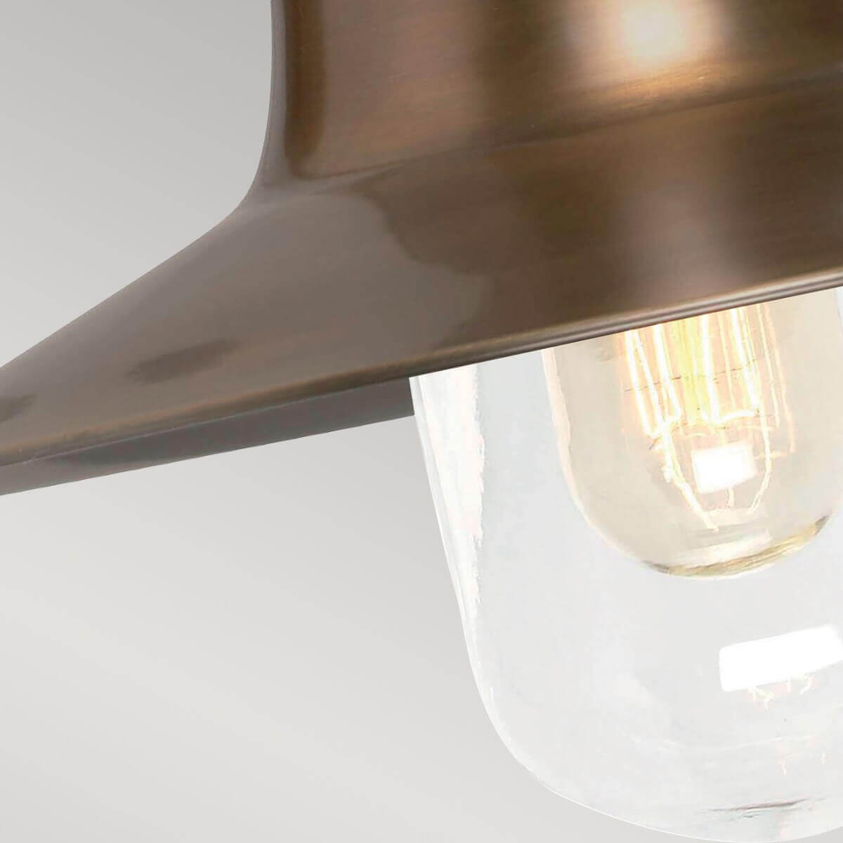 Détail de l'abat-jour conique et du globe de verre avec ampoule allumée