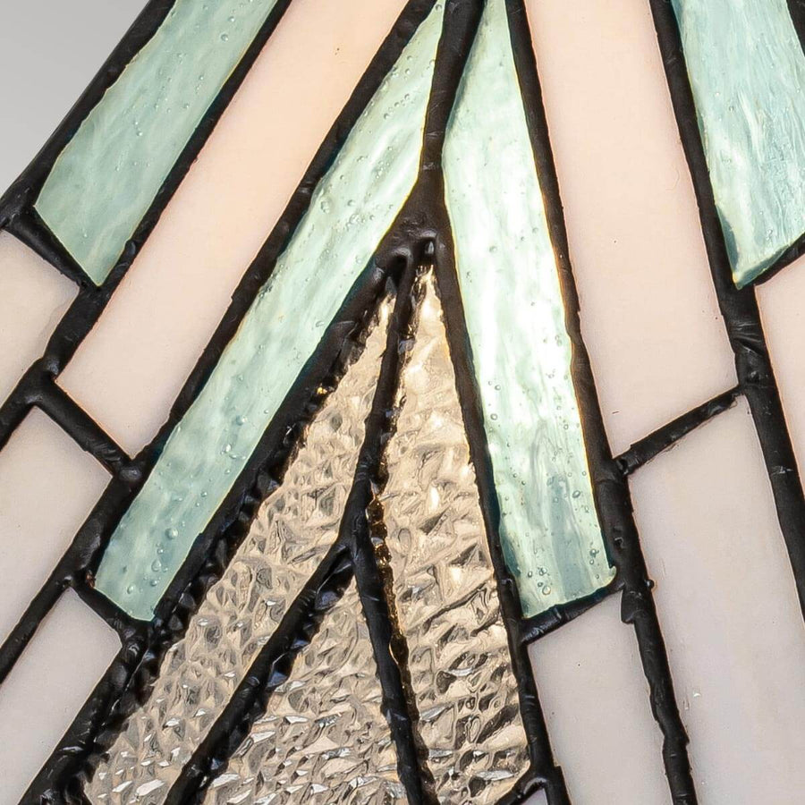 Gros plan sur les verres vert, blanc et martelé du motif serti