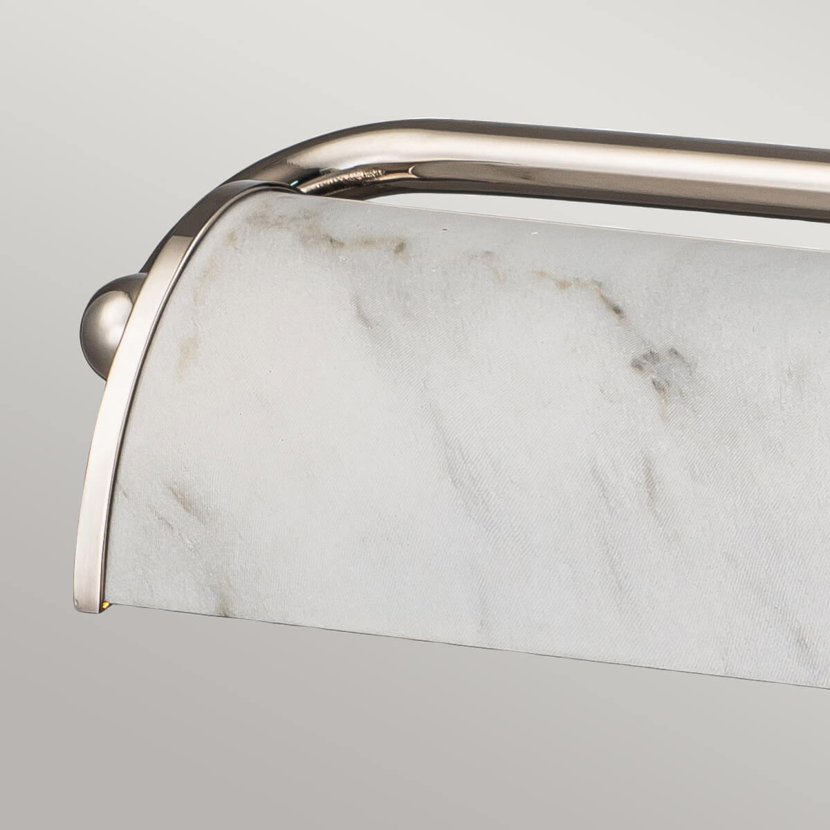 Détail de l'extrémité gauche du diffuseur en verre marbré et du cadre nickel poli