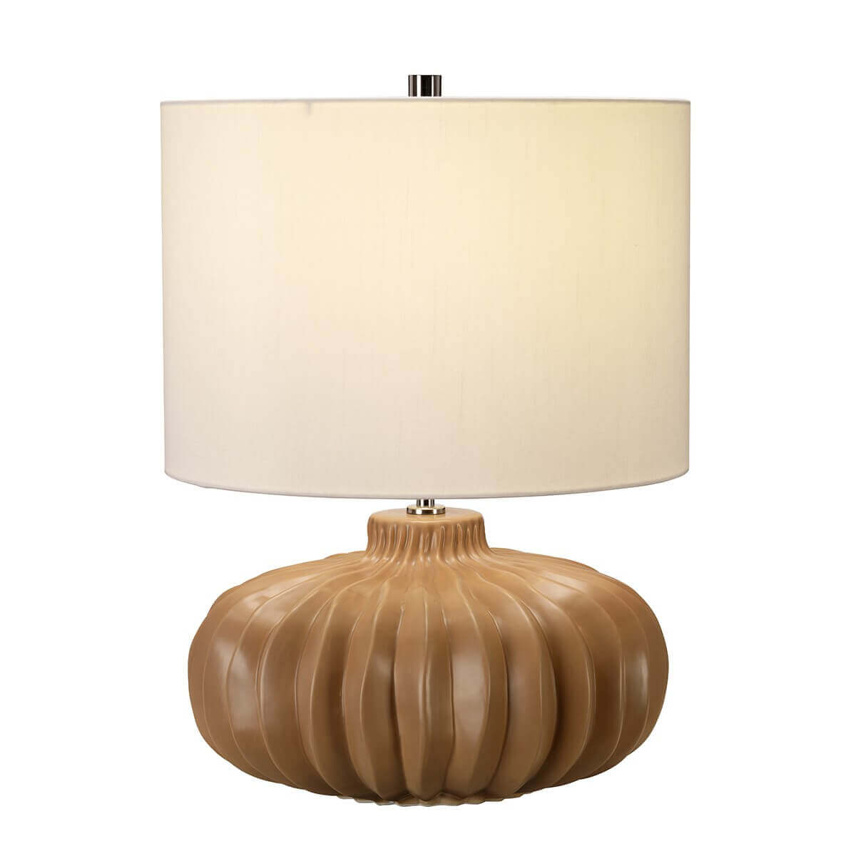 Lampe à poser de face, abat-jour crème et base céramique camel côtelée