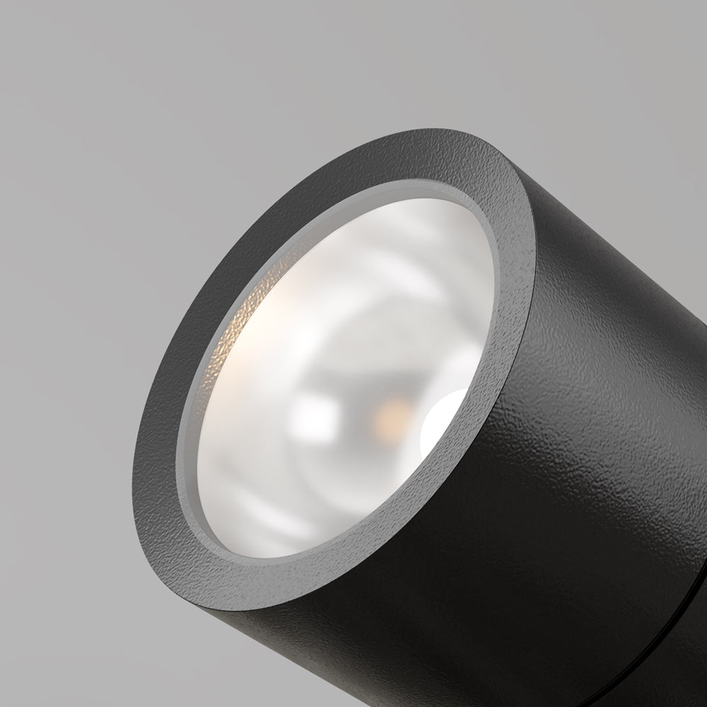 Gros plan sur la lentille et la bague métallique du projecteur éteint