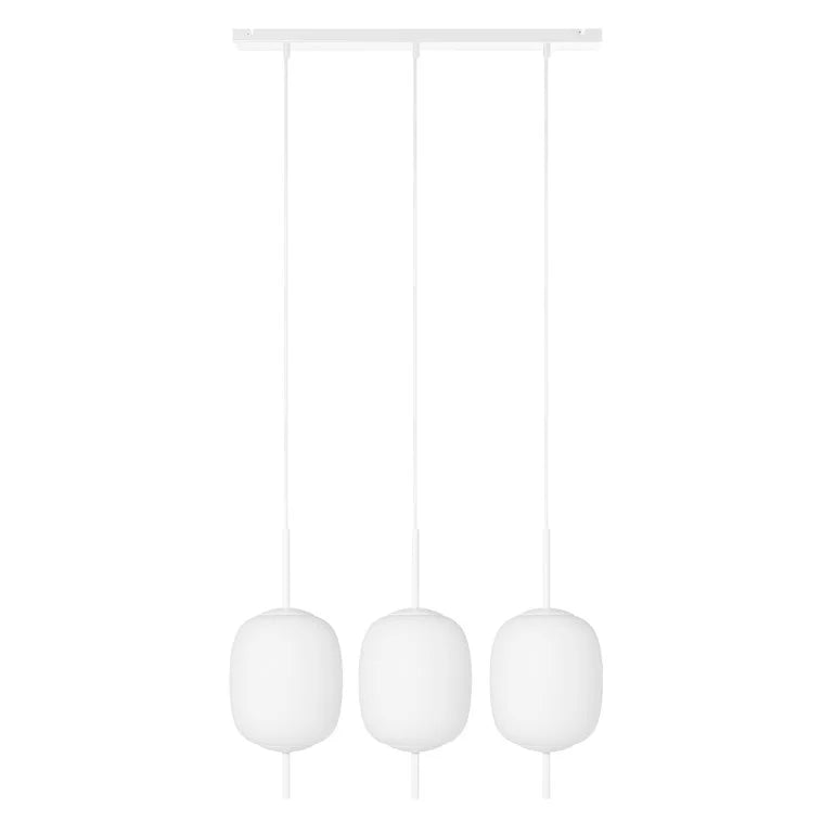 Version blanche du luminaire, trois globes ovales opalins sur câbles et rail blancs