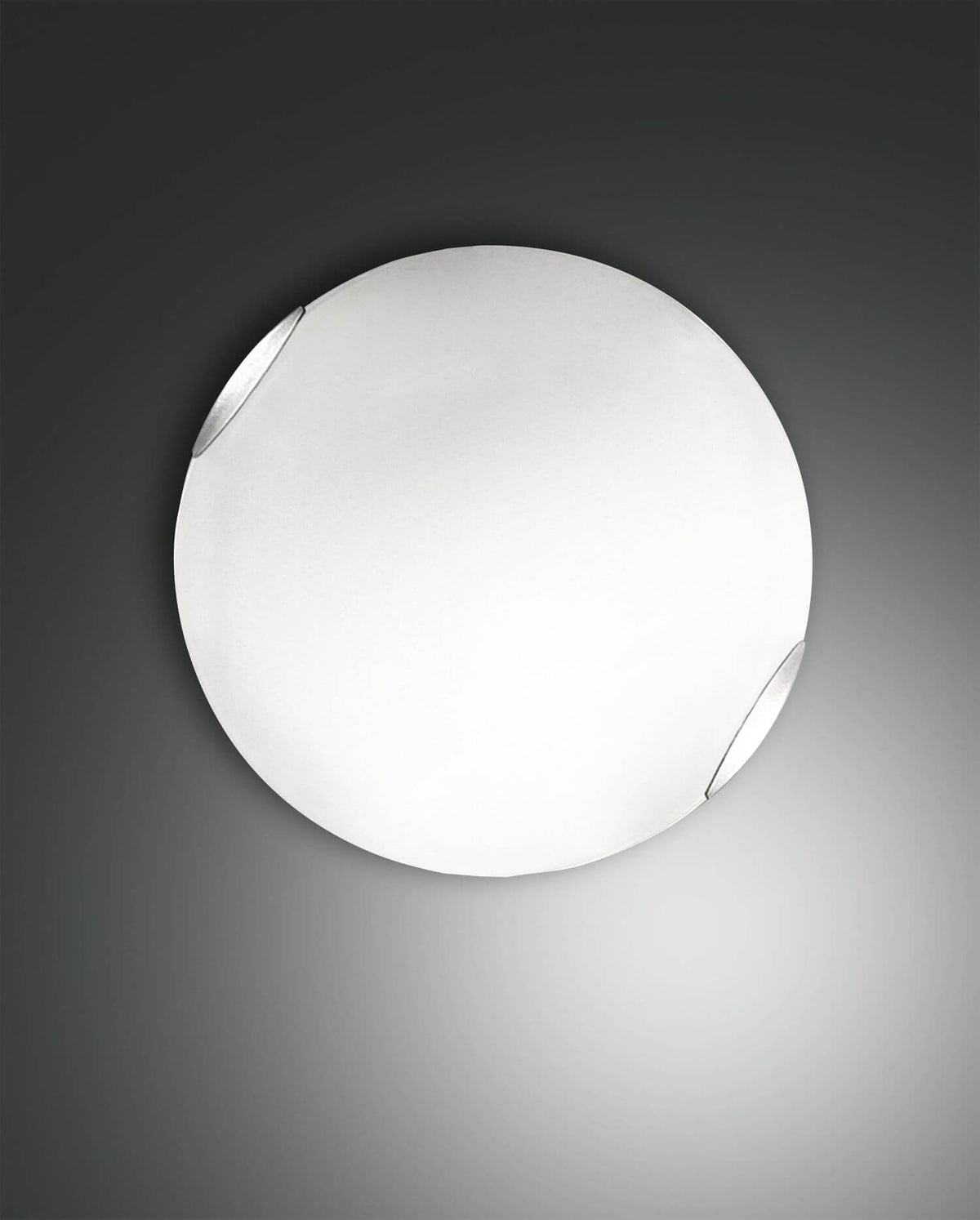 Plafonnier rond blanc vu de face, diffuseur opalin allumé, fixations latérales apparentes
