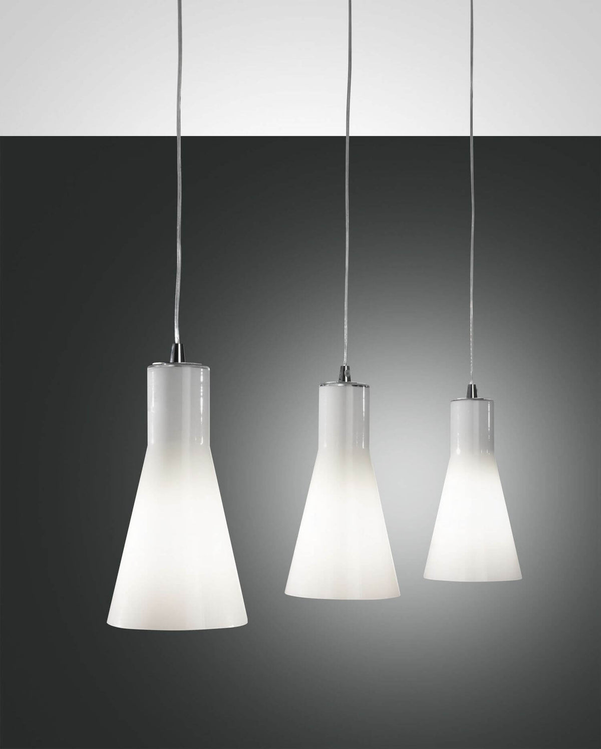 Trois suspensions coniques en verre opalin blanc, fixations et câbles chromés, fond gris dégradé.