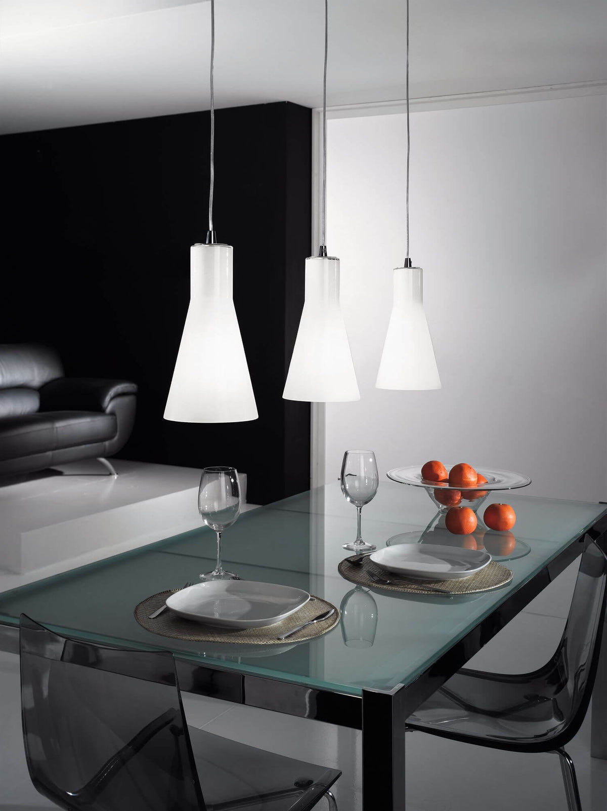 Mise en ambiance au-dessus d'une table en verre dans une salle à manger contemporaine.