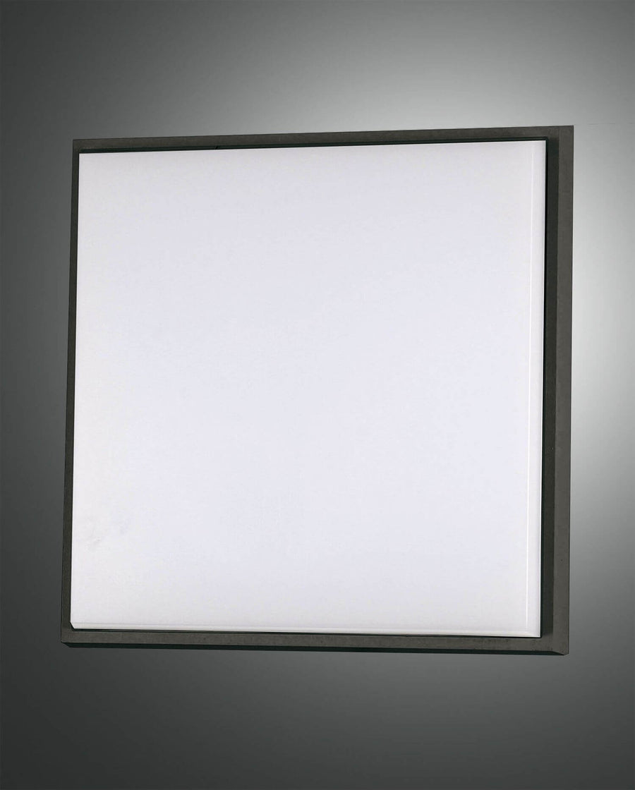 Vue de face du plafonnier carré, cadre noir fin et diffuseur blanc uniformément éclairé