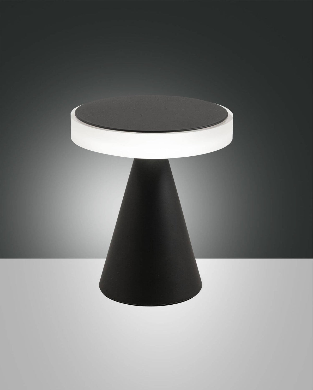 Lampe à poser noire de face, socle conique et disque lumineux allumé