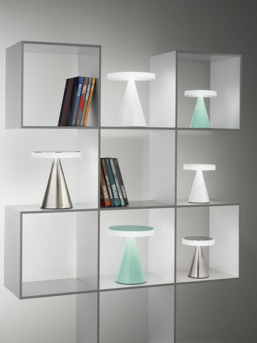 Plusieurs lampes sans fil de couleurs variées présentées dans une étagère blanche