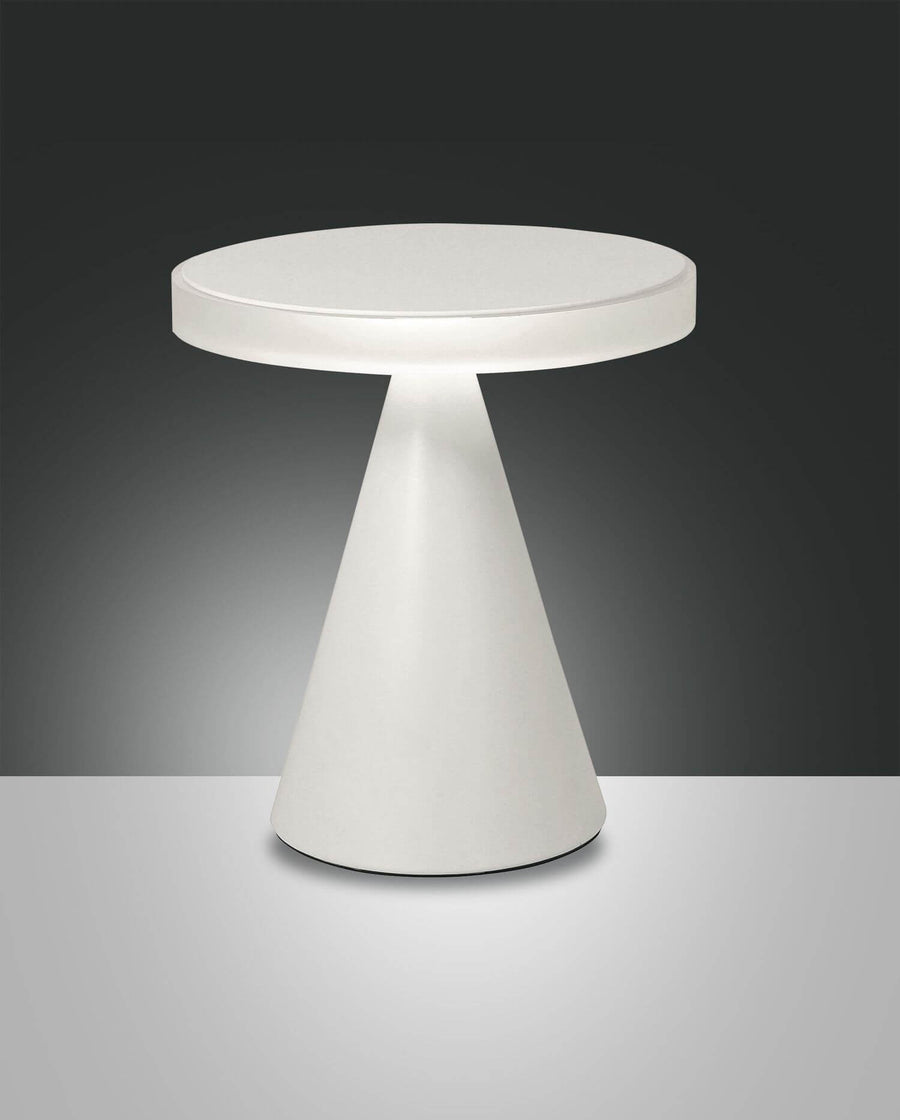 Lampe blanche de face sur fond gris, socle conique et disque lumineux rond