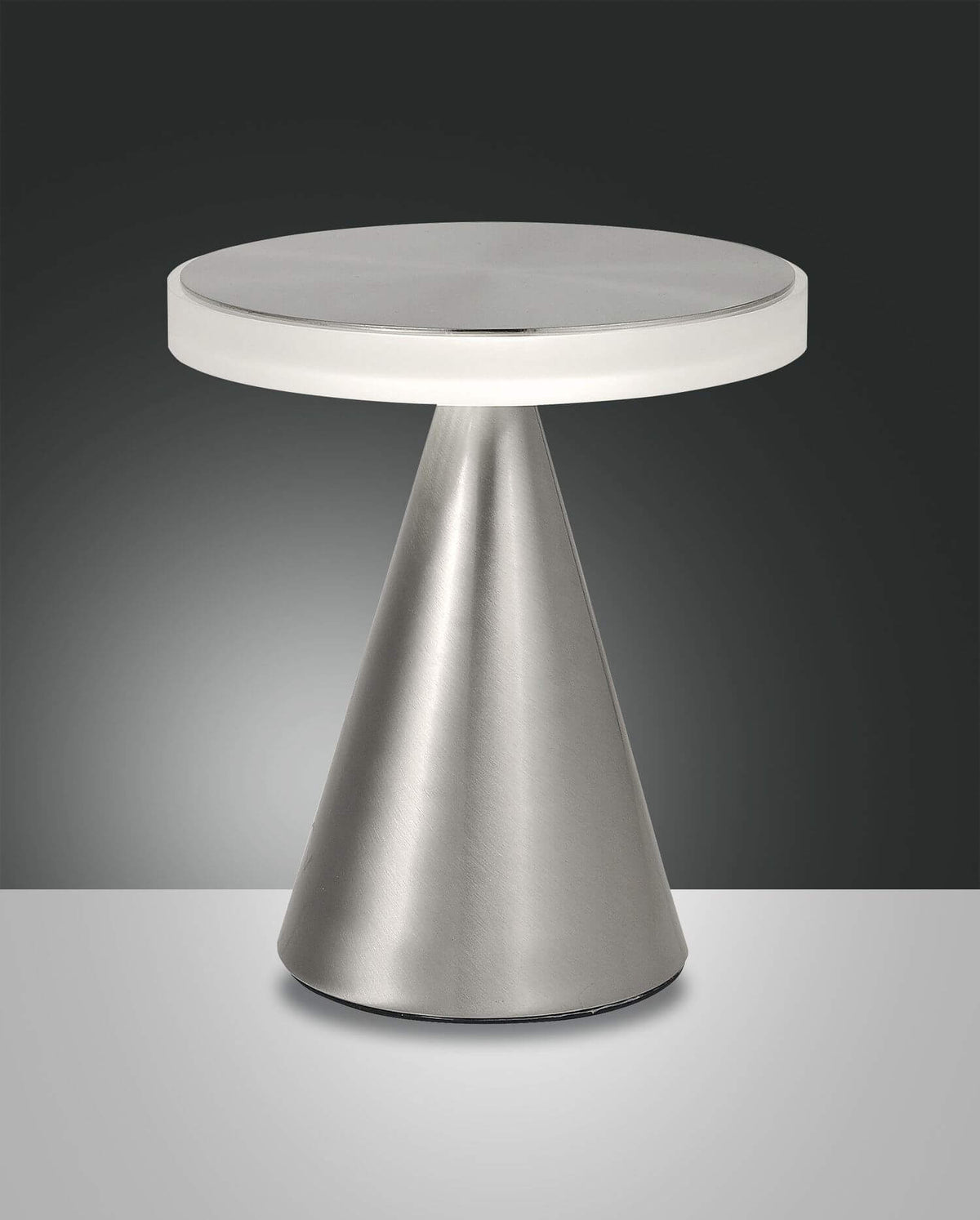 Lampe de face sur fond sombre, base conique chromée et diffuseur circulaire blanc allumé