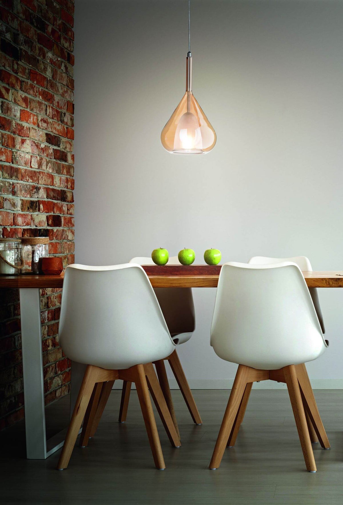 Mise en ambiance au-dessus d'une table, chaises blanches et mur de briques rouges