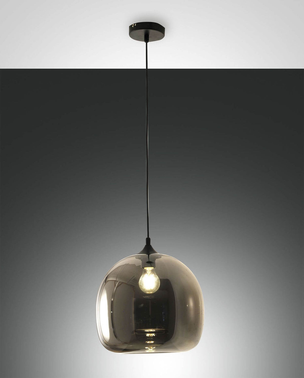 Suspension en verre fumé gris avec ampoule visible, présentée de face sur fond sombre