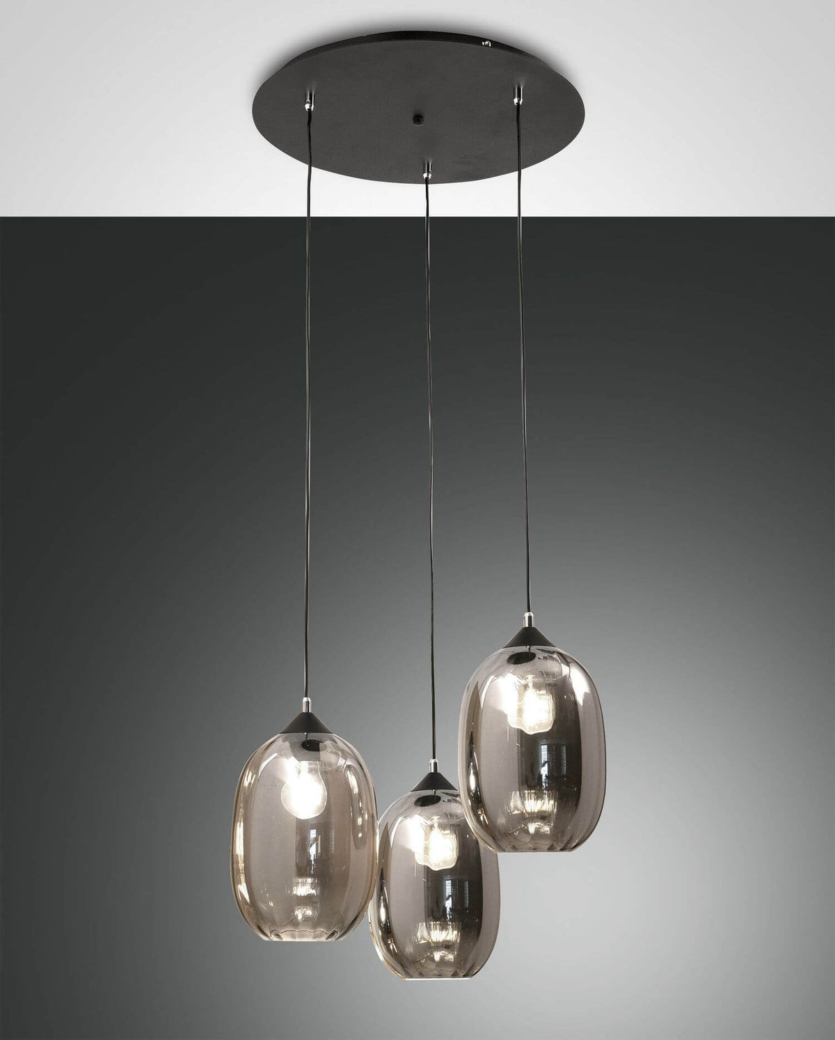 Suspension trois lumières en verre fumé gris, vue de face sur fond neutre