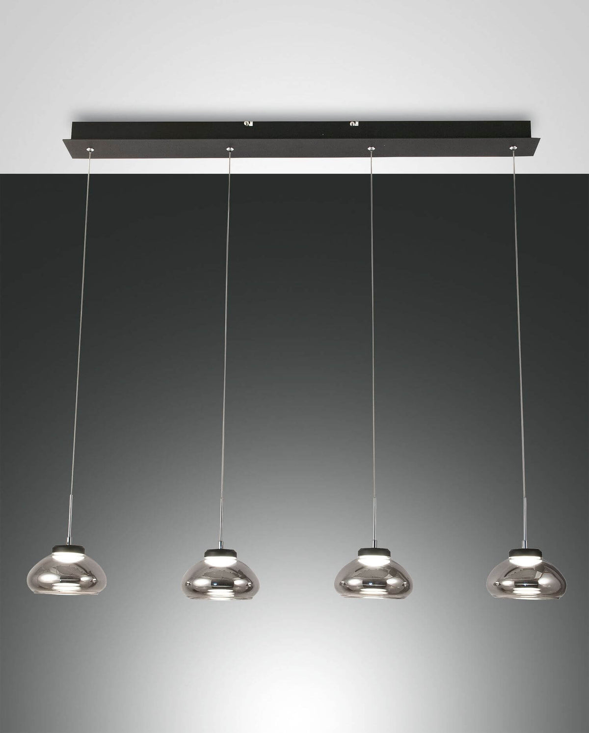 Suspension quatre lumières en verre fumé, barre noire fixée au plafond, vue de face.