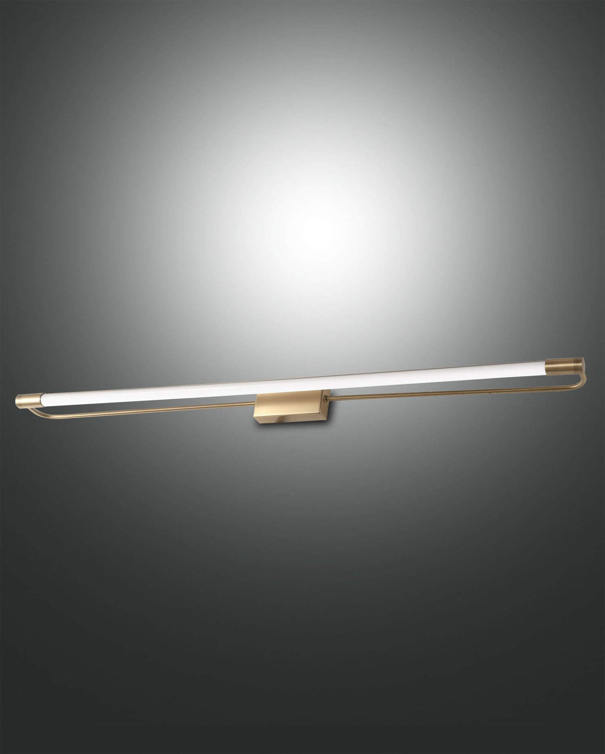 Applique murale en laiton avec long tube lumineux blanc, vue de face sur fond sombre