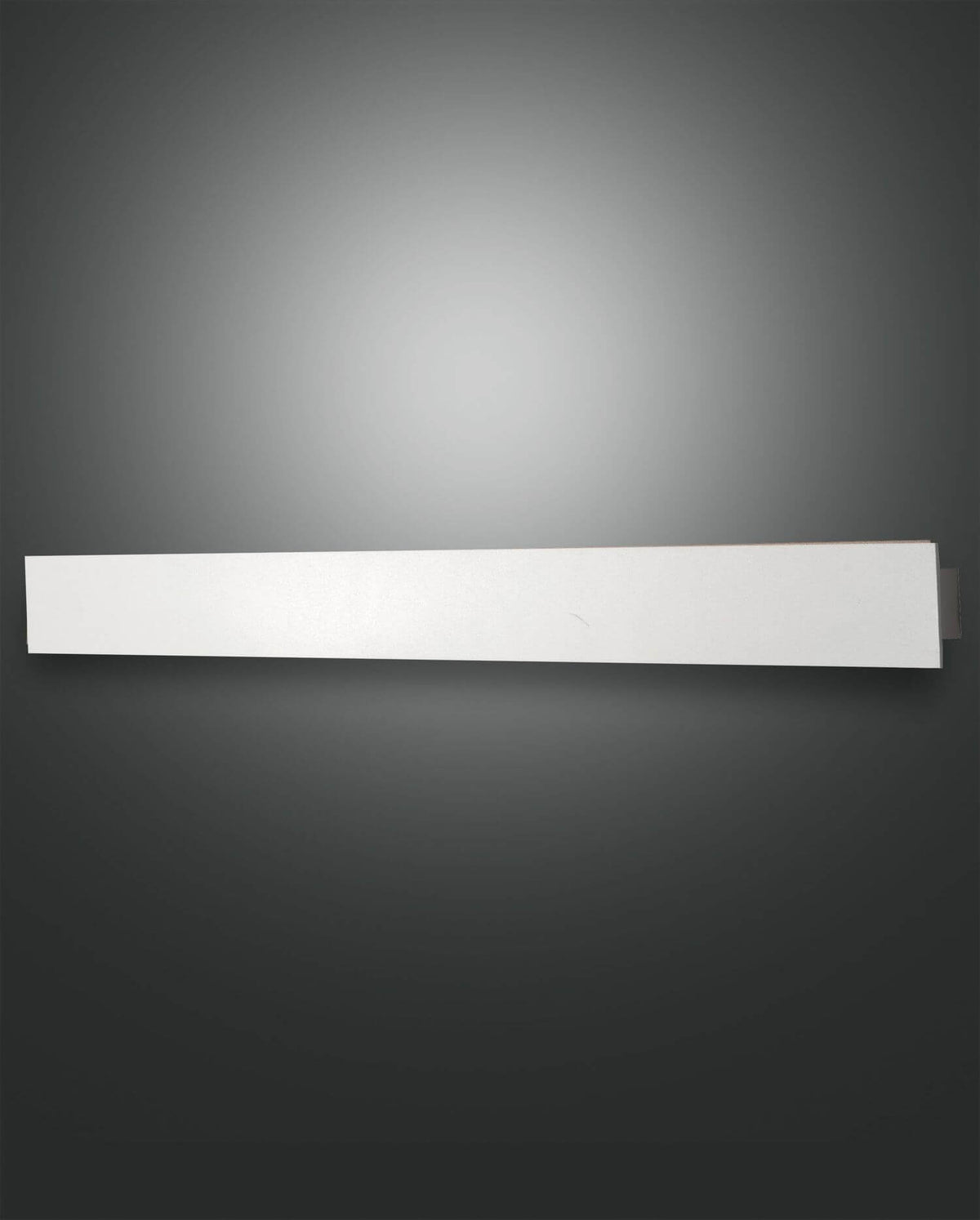 Applique murale blanche rectangulaire de face, légèrement allumée sur fond dégradé gris