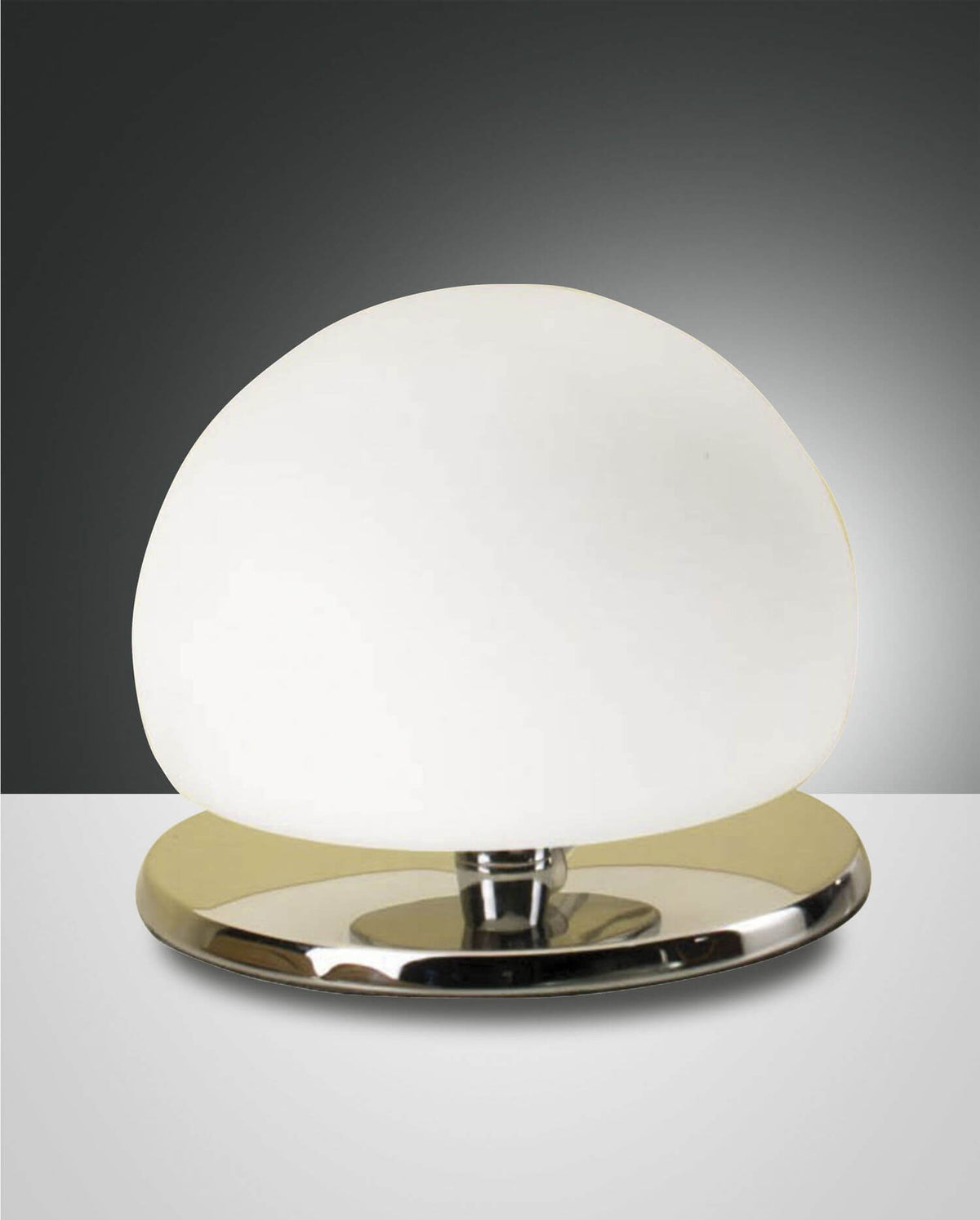 Lampe à poser de face, abat-jour hémisphérique en verre opalin sur base chromée circulaire