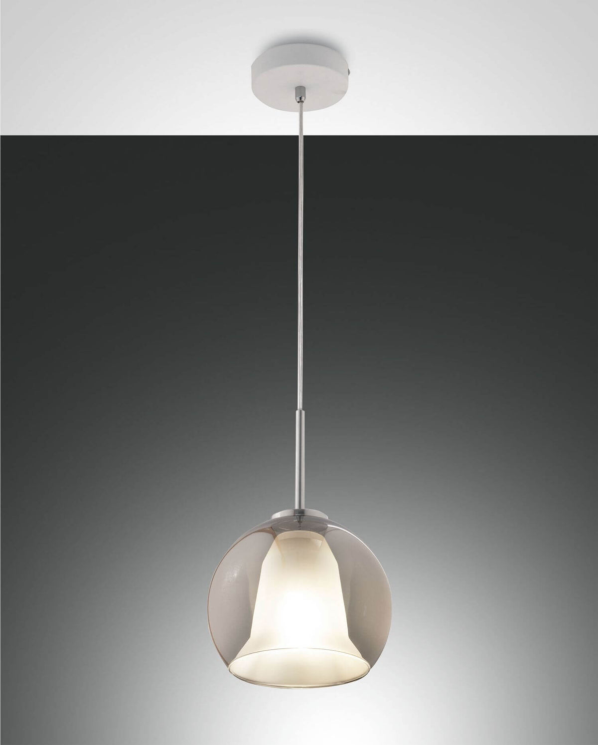 Suspension blanche vue de face, globe en verre fumé et diffuseur conique allumé