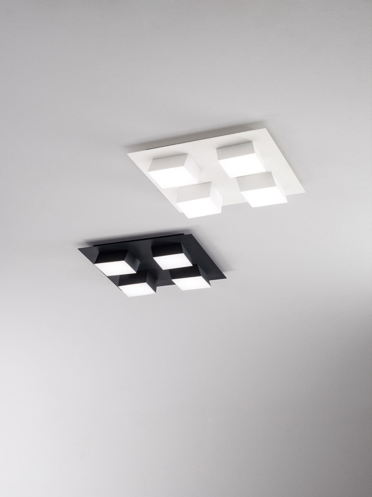 Comparaison du modèle blanc et du modèle noir, plafonniers carrés à quatre cubes lumineux
