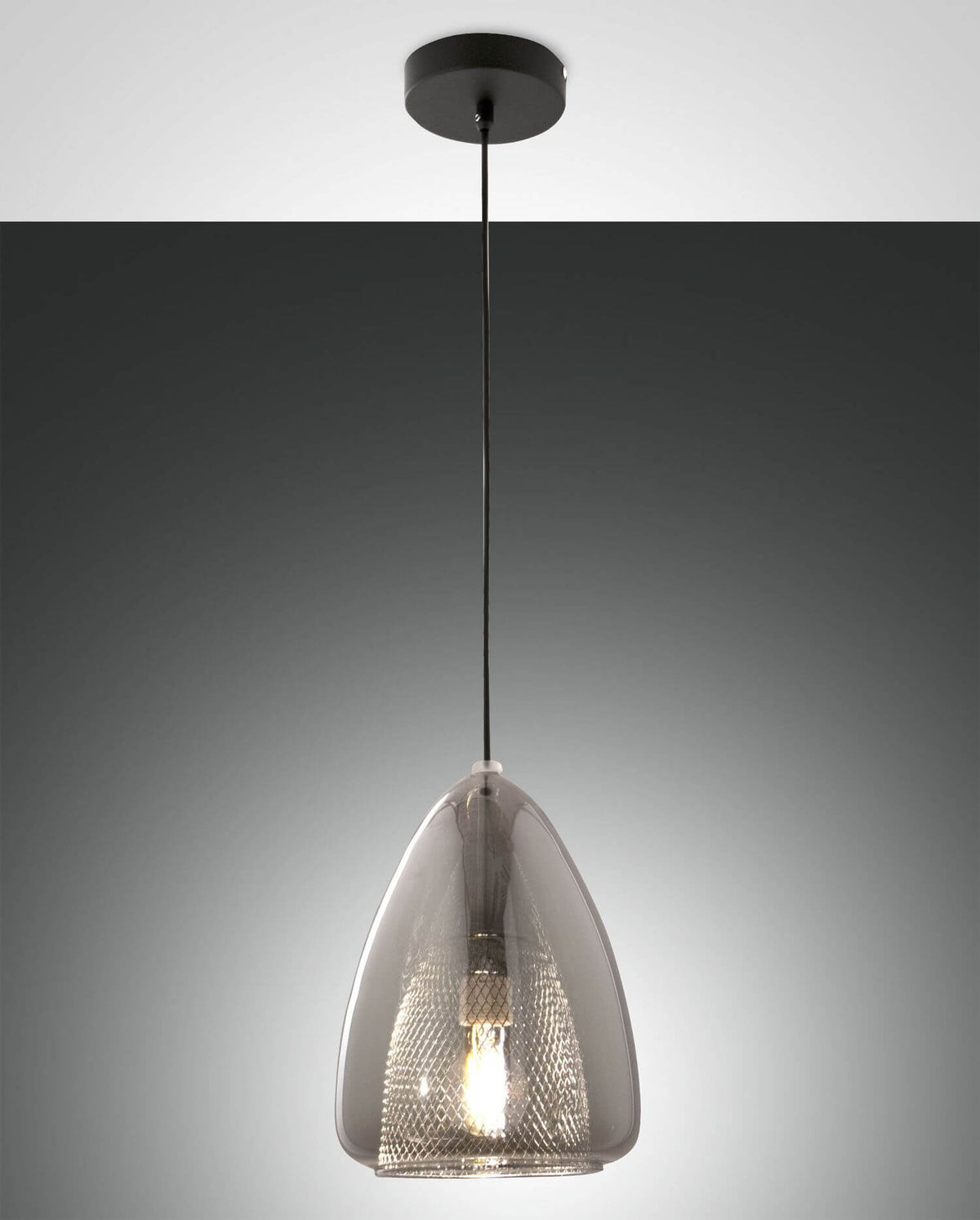 Suspension en verre fumé avec abat-jour en forme de goutte, vue de face sur fond dégradé
