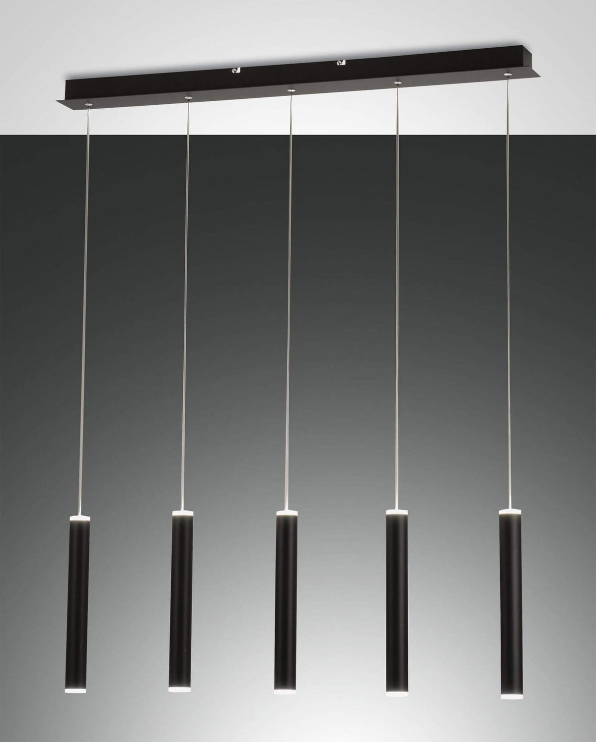 Vue de face du luminaire suspendu noir à cinq cylindres fixes sur barre rectangulaire