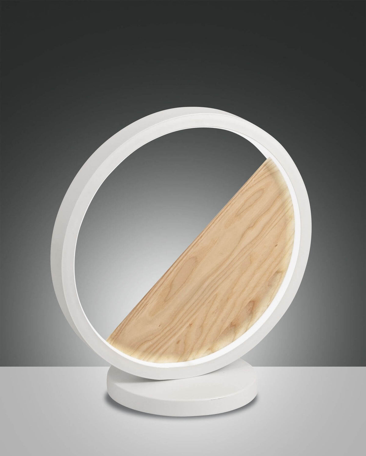 Lampe à poser ronde blanche et bois clair, vue de face sur fond gris