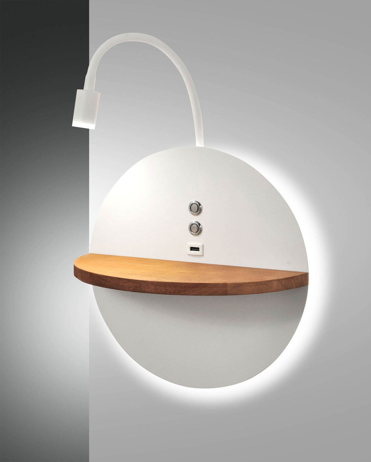 Luminaire mural vu de face, disque blanc, étagère en bois et halo lumineux périphérique