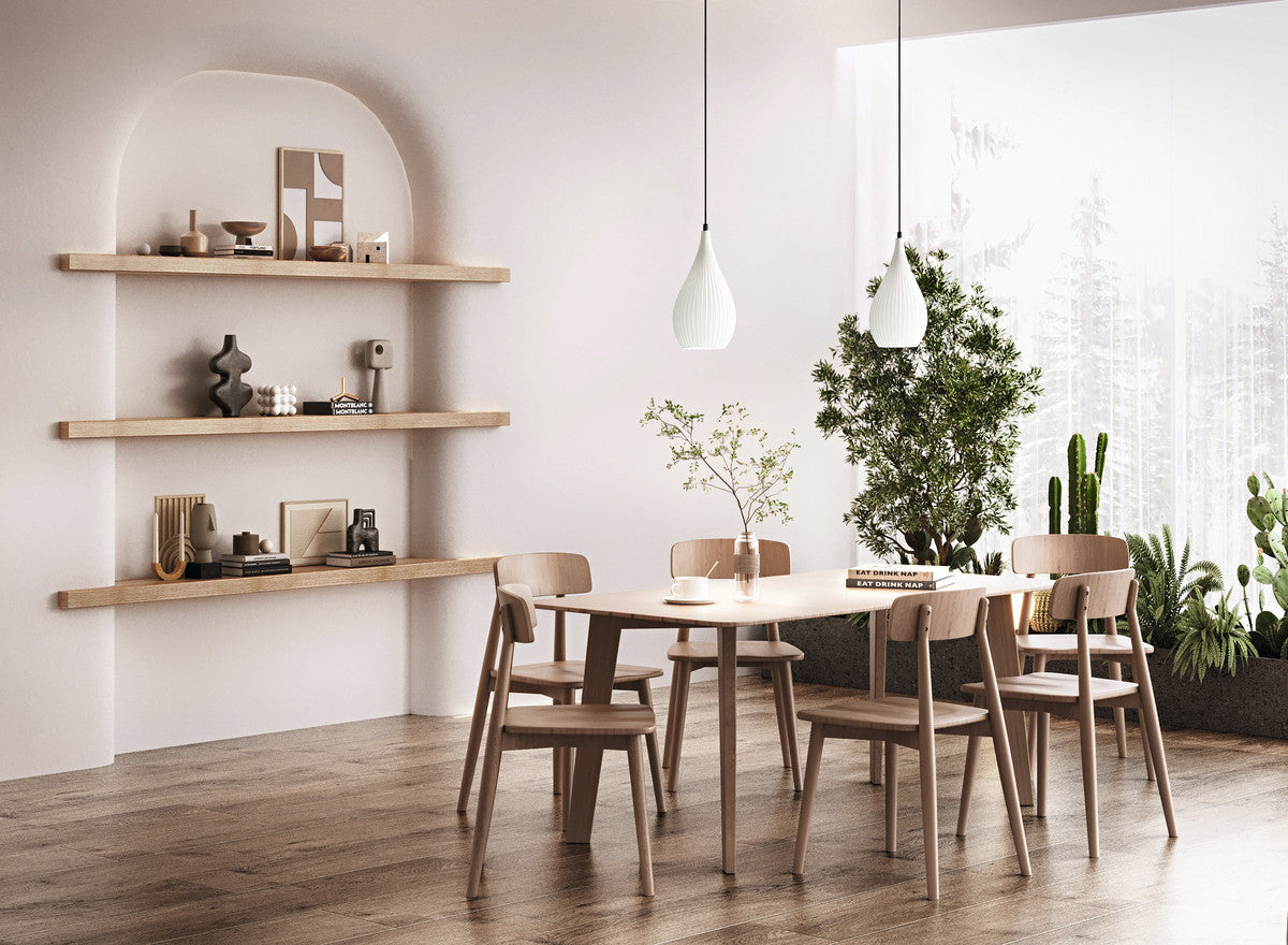 Mise en ambiance de deux suspensions blanches au-dessus d'une table en bois clair