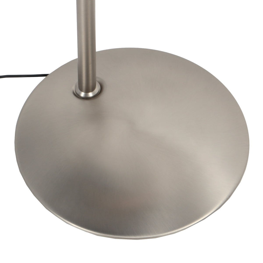 Détail de la base circulaire argentée et du câble d'alimentation noir.