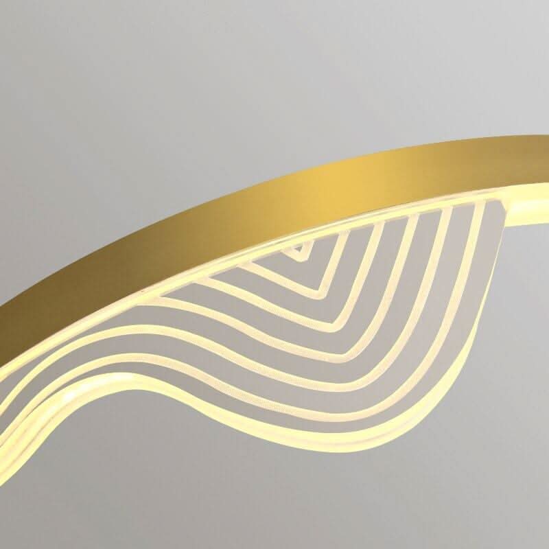 Détail de l'anneau doré et de son motif lumineux ondulé ajouré