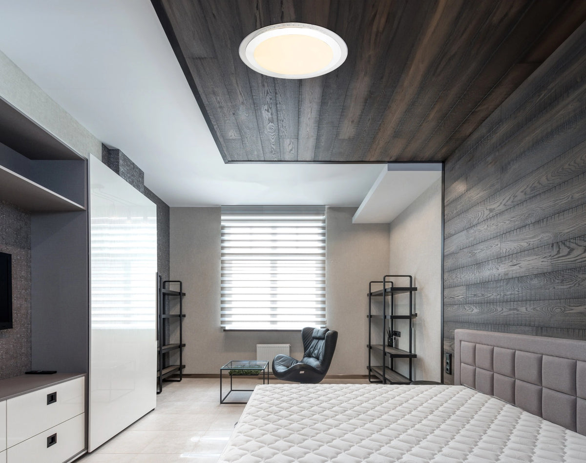 Mise en ambiance du plafonnier installé au plafond bois d'une chambre