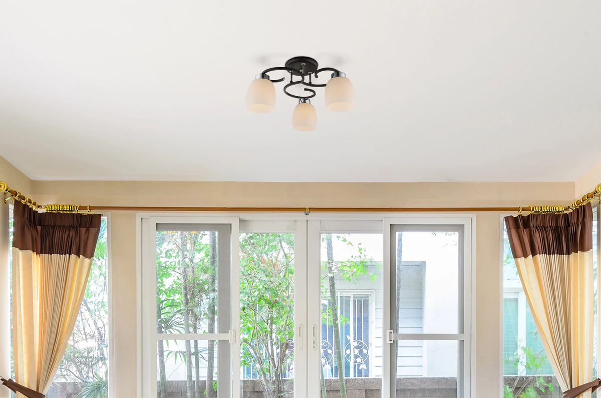 Mise en ambiance du plafonnier fixé au plafond blanc devant une grande baie vitrée