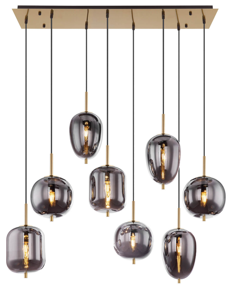 Détail des suspensions en verre fumé avec ampoules filament allumées et finitions dorées