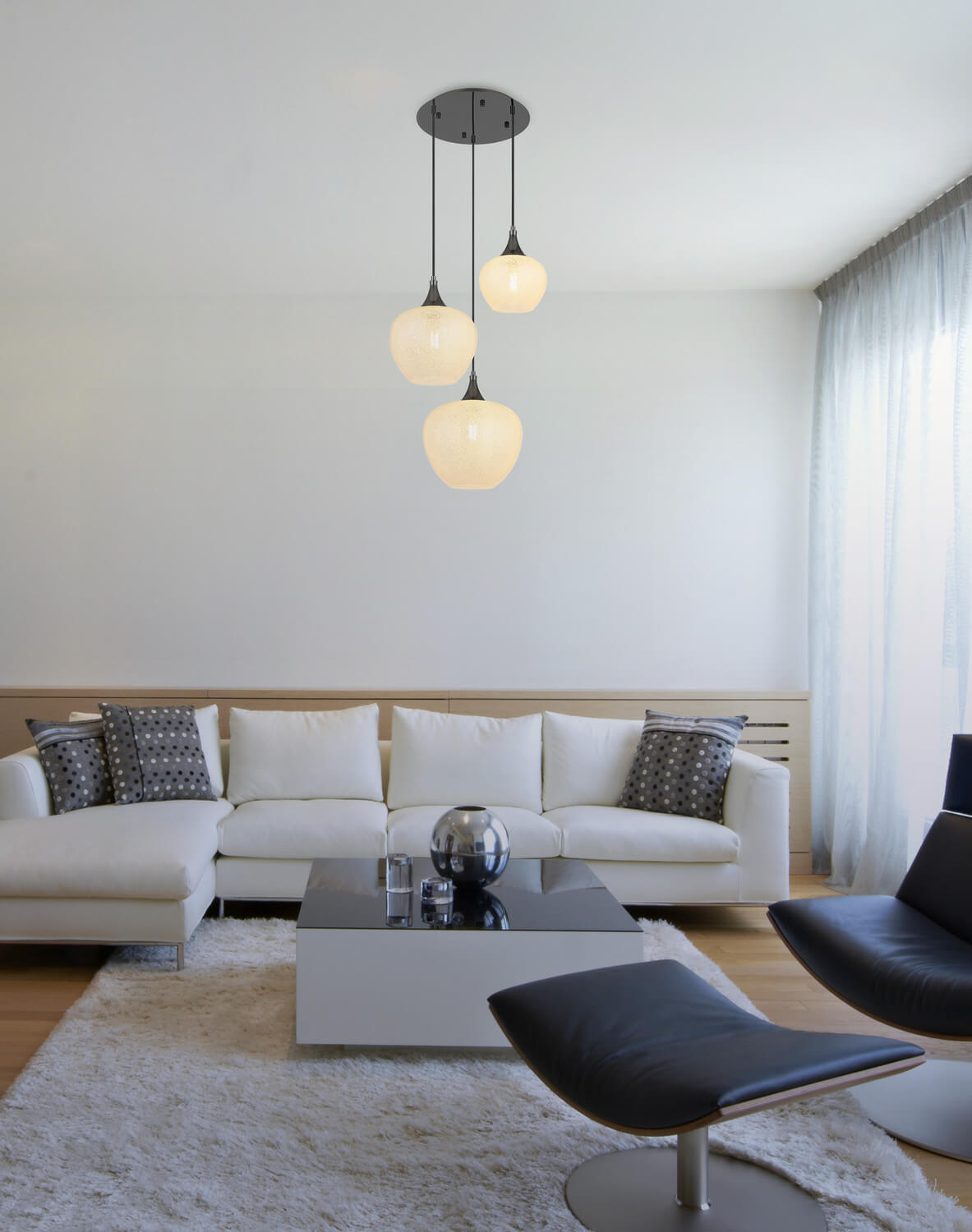 Mise en ambiance du luminaire allumé au-dessus d'un salon avec canapé blanc