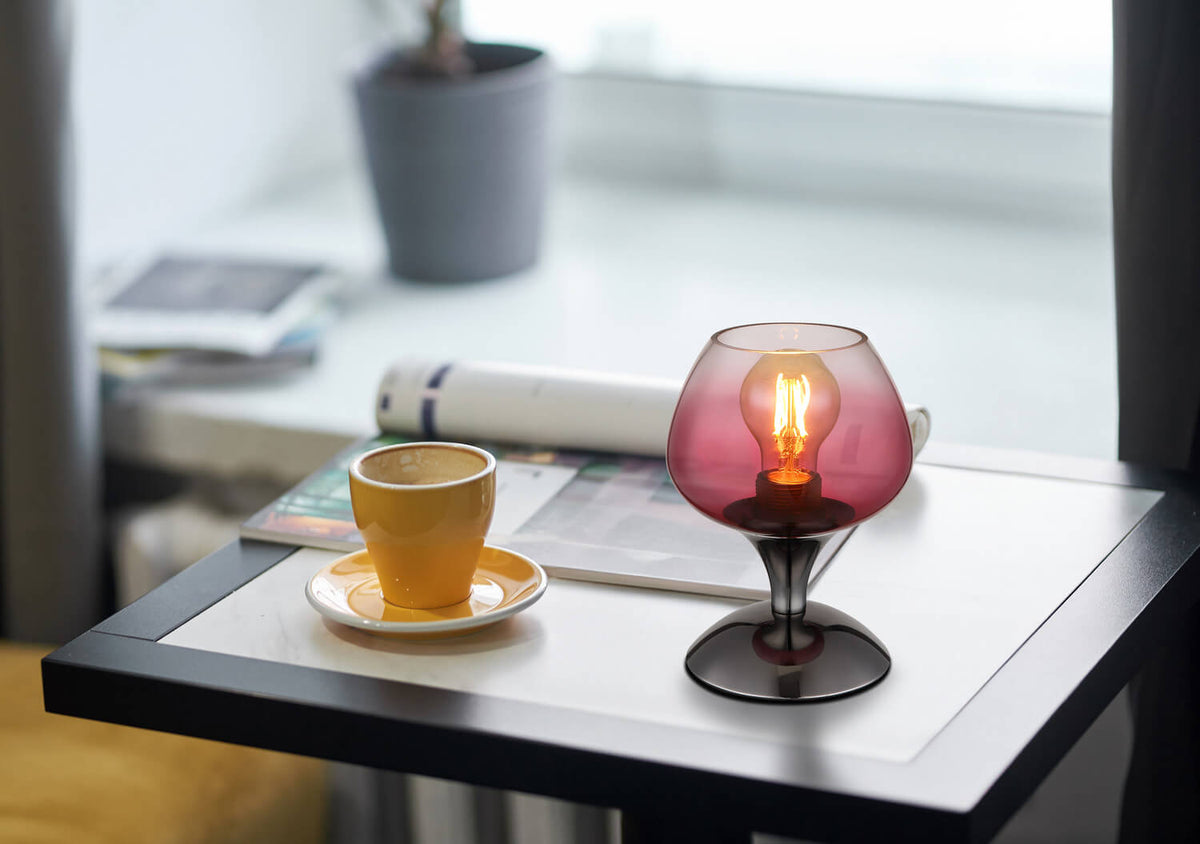 Mise en ambiance sur une table basse près d'une tasse jaune