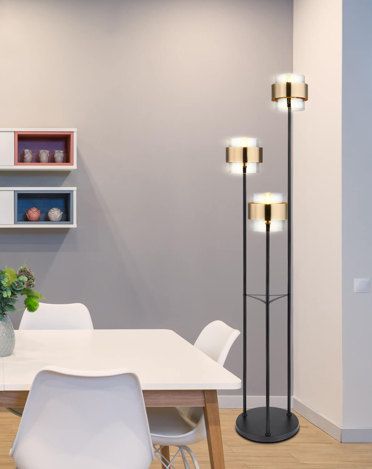 Mise en ambiance du luminaire dans un intérieur gris clair avec étagères murales décorées