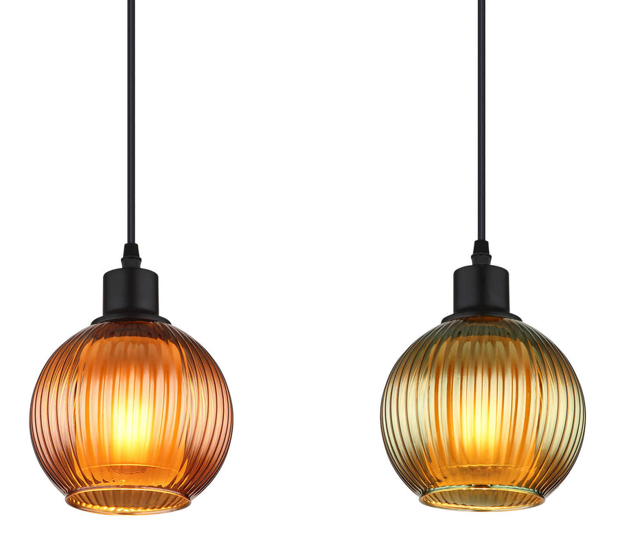 Détail rapproché de deux abat-jours en verre strié, finition noire mate et lumière chaude.